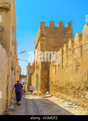 Der Spaziergang entlang der Stadtmauer und Türme der alten Sfax Medina, Tunesien. Stockfoto