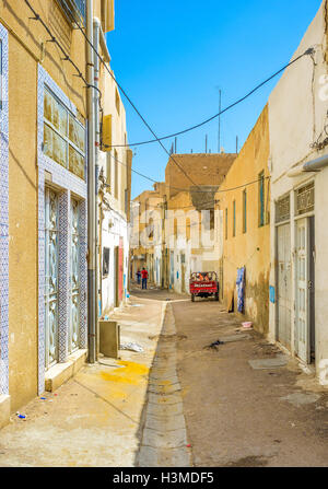 Die schmale Straße des Viertels arbeiten mit dem Abfluss in der Mitte in Sfax. Stockfoto