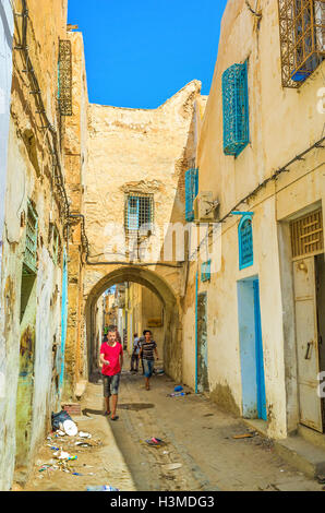 Die Arbeiten Viertel der Medina sind oft schmutzig, weil Arbeitnehmer die Abfallproduktion direkt auf der Straße in Sfax werfen Stockfoto