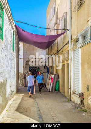 Quartier in der alten Medina ist spezialisiert auf den Verkauf von Vorhängen zu den Stoff-Manufakturen in Sfax. Stockfoto