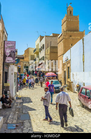 Auch die zentralen Straßen der Medina sind zu schmal, so seine immer sehr voll hier in Sfax. Stockfoto