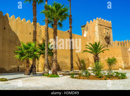 Der Blick auf Sfax Wälle mit schönen grünen Palmen, Tunesien. Stockfoto