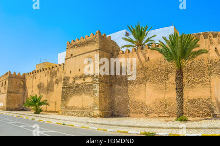 Die alte Medina von Sfax bietet die große mittelalterliche Wehranlage auf der steinernen Stadtmauer und zahlreiche Türme, Tunesien. Stockfoto