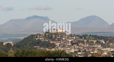 Stirling Castle über der Stadt Stirling, Schottland, mit zwei Munros - Stuc ein Chroin (links) und Ben Vorlich (rechts) Stockfoto