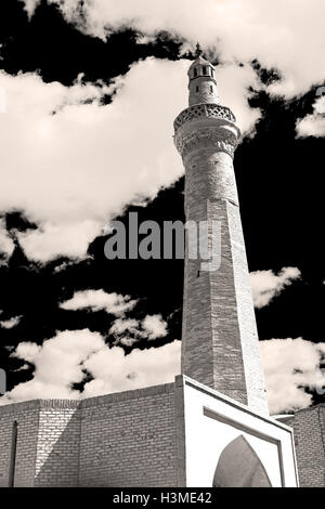 Unschärfe im Iran islamische Mausoleum alte Architektur Moschee Minarett in der Nähe der Himmel verschwimmen Stockfoto