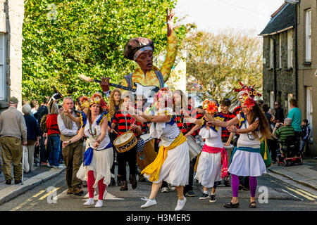 Dakadoum-Samba-Band nimmt Teil an dem Penryn-Festival in Cornwall Stockfoto