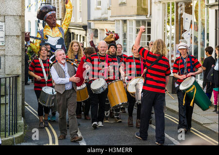 Dakadoum-Samba-Band nimmt Teil an dem Penryn-Festival in Cornwall Stockfoto