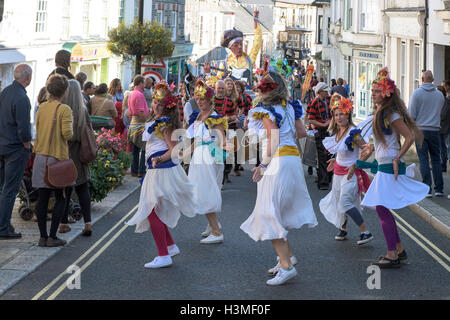 Dakadoum-Samba-Band nimmt Teil an dem Penryn-Festival in Cornwall Stockfoto