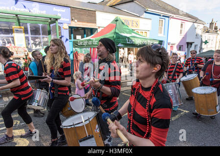 Dakadoum-Samba-Band nimmt Teil an dem Penryn-Festival in Cornwall Stockfoto