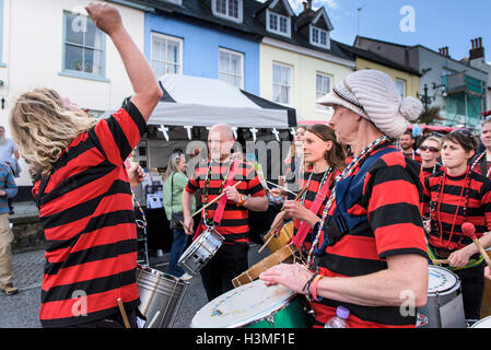 Dakadoum-Samba-Band nimmt Teil an dem Penryn-Festival in Cornwall Stockfoto