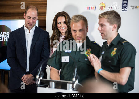 Der Herzog und die Herzogin von Cambridge anhören Ambulance Männer Dan Farnworth und Rich Morton sprechen wie sie einander halfen mit traumatischen Situationen bei einem Empfang der psychischen Gesundheit Nächstenliebe "Köpfe zusammen" in der County Hall in London, am Welttag der psychischen Gesundheit fertig zu werden. Stockfoto