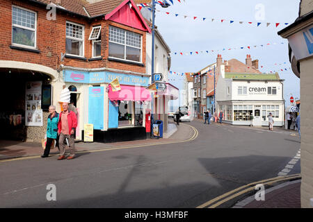 Sheringham, Norfolk, Großbritannien. September 27,2016.  Die Hauptstraße mit Blick auf das Meer im September auf Sheringham in Norfolk. Stockfoto