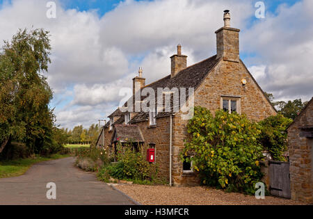 Attraktive Naturstein freistehende-Haus im Dorf Nevill Holt, Leicestershire; mit Briefkasten in den Vorgarten. Stockfoto