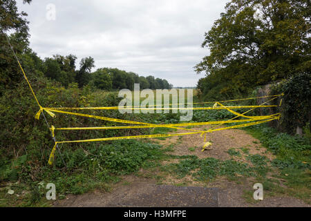 Tatort geben Sie Band nicht über Feld Eingang Fen Road Milton Cambridge Cambridgeshire England 2016 Stockfoto