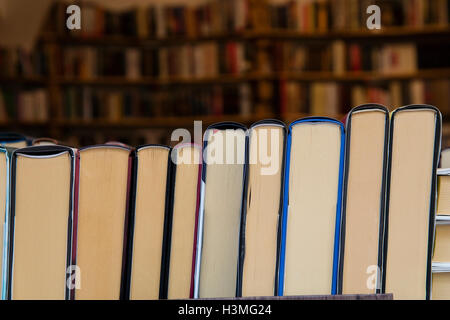 Hardcover-Bücher wieder Kanten auf Holzregalen Anzeige des Einzelhandels Buch Shop oder shop über Close up Stockfoto