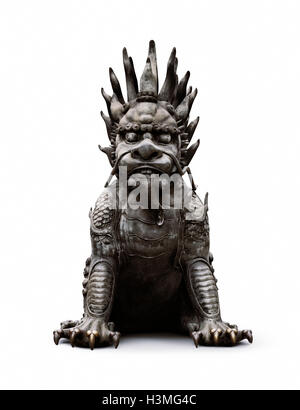 Lizenz verfügbar unter MaximImages.com - Chinese Guardian Lion Bronze Statue, Foo Dog, Torhüter isoliert auf weißem Hintergrund mit Schneidepfad Stockfoto