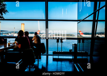 Hoher Kontrast Blick auf Zürich Flughafen terminal Café Fenster, Schweiz Stockfoto