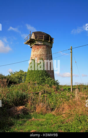 Ein Blick auf die redundante Clippesby Drainage Mühle durch den Fluss Bure am Clippesby, Norfolk, England, Vereinigtes Königreich. Stockfoto