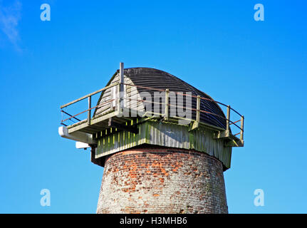 Ein Blick auf die Bootsform Kappe der redundanten Entwässerung Mühle am Clippesby, Norfolk, England, Vereinigtes Königreich. Stockfoto