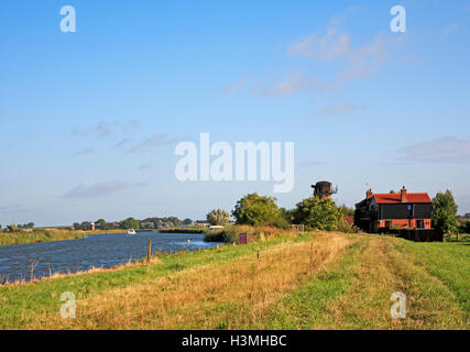 Ein Blick auf die Weber so lange Strecke Fußweg durch den Fluss Bure am Clippesby, Norfolk, England, Vereinigtes Königreich. Stockfoto