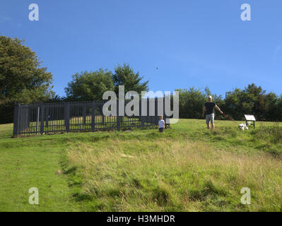 Erste sichtbare Überreste des Antoninuswalls aus dem Westen sind auf Duntocher in der Nähe von Clydebank außerhalb Glasgow ersichtlich. Stockfoto