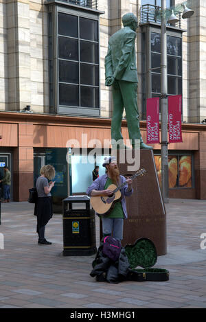 Straßenmusikanten als Straßenmusikant auf Sauchiehall Street, Glasgow Stockfoto