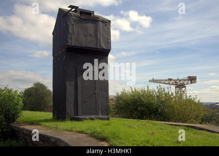 Schottische Taubenschlag oder Doocot, Taube Kinderbett in der Nähe der Werften auf eine alte Linie Bahnsteig im Schatten der Barclay-Kran Stockfoto