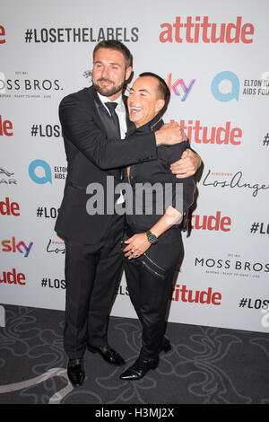 NUR zur redaktionellen Nutzung Ben Cohen (links) und Julien MacDonald besuchen 2016 Haltung Award 2016 Haltung Awards in Zusammenarbeit mit Virgin Holidays in 8 Northumberland Avenue, London. Stockfoto