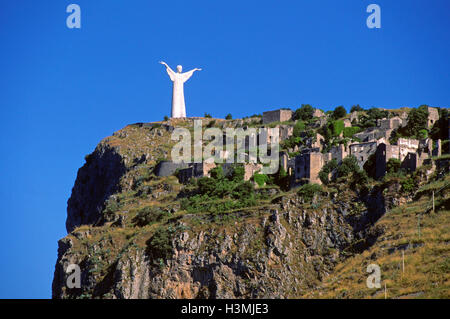 Weiße Statue von Christus dem Erlöser (von Bruno Innocenti) auf dem Gipfel des Monte St. Biagio, Maratea, Basilikata, Italien Stockfoto