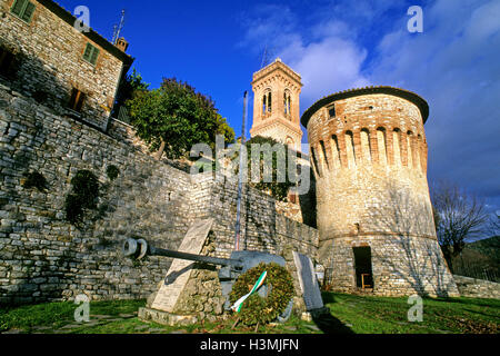 Corciano, Kriegerdenkmal und Turm der Porta di Santa Maria und Bell Turm von Santa Maria Assunta Kirche, Umbrien, Italien Stockfoto
