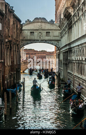 Menge von Gondeln und Touristen neben die Seufzerbrücke in Venedig Stockfoto