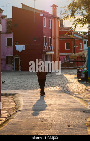 Ein Alter Mann Fuß in den Straßen der Insel Burano, in Venedig. Stockfoto