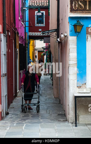 Eine alte Frau von der venezianischen Insel Burano Fuß in den Straßen. Stockfoto