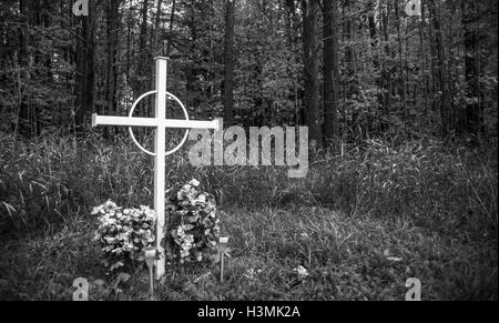 Unbekannte Person Grab Marker in einem Laubwald. Stockfoto