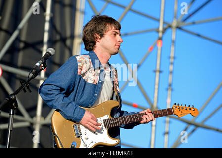 VALENCIA, Spanien - 5 APR: Gitarrist von Tortel (Band) führt im Freien auf MBC Fest am 5. April 2015 in Valencia, Spanien. Stockfoto