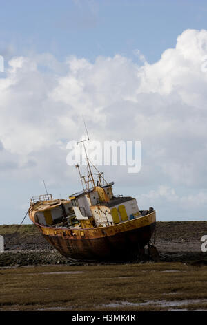 "Vita Nova" sitzt ein verfallenen Fischkutter auf dem Sand in Roa Island, Furness, Cumbria. Stockfoto