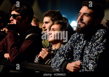 VALENCIA, Spanien - 5 APR: Menschenmenge sehen Sie ein Konzert beim MBC-Fest am 5. April 2015 in Valencia, Spanien. Stockfoto