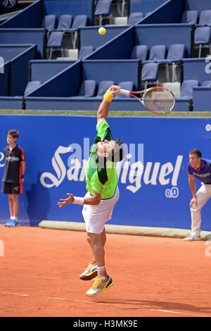 BARCELONA - 18 APR: Javier Marti (spanischer Tennisspieler) spielt bei den ATP Barcelona Open. Stockfoto