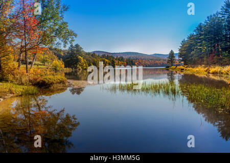 Malerische Aussicht auf Pearl Lake vom südlichen Ende während Spitzenzeiten Herbst Laub Farbe in Lissabon, New Hampshire, USA. Stockfoto