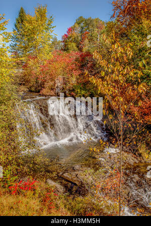 Die malerische Landschaft von einem kleinen Wasserfall im Herbst in Lissabon, NH, USA, England. Stockfoto