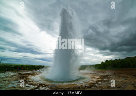 Ausbruch des Geysir Strokkur, die meisten Touristen attraktive Geysir auf Island Stockfoto