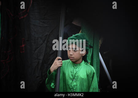 Manama, Bahrain. 10. Oktober 2016. Bahrainische Kinder Kleidung Zugehörigkeit zu einer der saisonale Festlichkeiten anlässlich des Ashura im Dorf Sanabis, südlich der Bahrains Hauptstadt Manama Shi ' a Moslems Yahya in verschiedenen Formen und Rituale nicht nur bestimmten Weg, um die historische Seite Eachd Rolle in Erinnerung an die Ereignisse des Todes von Imam Hussein und Jugendliche feiern repräsentieren die Rollen von historischen Persönlichkeiten, die ein Ereignis Ashura und die Tötung von Imam Hussein zugeordnet. © Hussain Altareef/Pacific Press/Alamy Live-Nachrichten Stockfoto