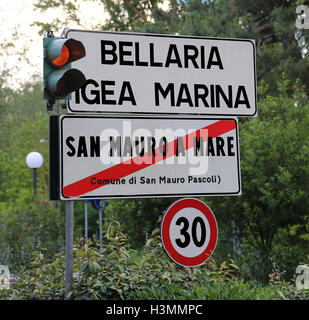 Schild mit dem Hinweis auf einige wichtige Badeorte an der Adria in Italien Stockfoto