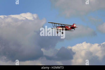 Eine Canadian Travel Air 4000 fliegt über Brighton in East Sussex während eines Fotoaufrufs für alte Doppeldecker vor der Ankündigung einer Vintage Air Rally mit über 8,000 Meilen. Das Luftfahrtabenteuer in ganz Afrika mit 10 internationalen Teams wird die Pioniertage des Fliegens aus den 1920er Jahren nachstellen und die Fähigkeiten und Flugzeuge des Piloten testen und gleichzeitig Mittel für wohltätige Zwecke sammeln. Stockfoto