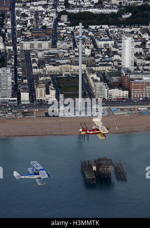 Mit einem Embargo, 1030 Dienstag Oktober 11 eine englische Tiger Moth DH82A (links) und eine kanadische Travel Air 4000 Fliege über Brighton in East Sussex während des Telefonats Foto für Vintage Bi-Flugzeuge vor der Ankündigung der eine Meile 8.000 + Vintage Air Rally. Das Luftfahrt-Abenteuer quer durch Afrika mit 10 internationalen Teams, wird neu der Pionierzeit der Flug aus den 1920er Jahren testen die Fähigkeiten der Piloten und Flugzeuge, während die Beschaffung von Mitteln für einen guten Zweck. Stockfoto