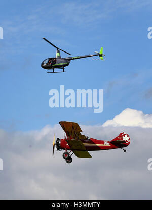 Ein Canadian Travel Air 4000 wird von einem Hubschrauber aus fotografiert, während er über Brighton in East Sussex fliegt, während er vor der Ankündigung einer Vintage Air Rally mit über 8,000 Meilen einen Fotoanruf für alte Doppeldecker abgibt. Das Luftfahrtabenteuer in ganz Afrika mit 10 internationalen Teams wird die Pioniertage des Fliegens aus den 1920er Jahren nachstellen und die Fähigkeiten und Flugzeuge des Piloten testen und gleichzeitig Mittel für wohltätige Zwecke sammeln. Stockfoto