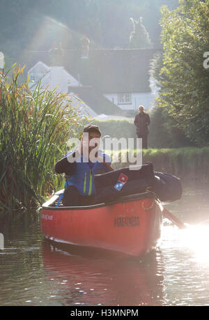 NUR zur redaktionellen Nutzung Domino Auslieferungsfahrer Robert Isuf Paddel Kanu auf dem Fluss losen in Maidstone, Kent, frischen Pizza, wartenden Kunden zu liefern, wie DominoÕs kündigt die Erprobung einer Wasserstraße Lieferservice im Kanal Seite Dorf. Stockfoto