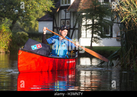 NUR zur redaktionellen Nutzung Domino Auslieferungsfahrer Robert Isuf Paddel Kanu auf dem Fluss losen in Maidstone, Kent, frischen Pizza, wartenden Kunden zu liefern, wie DominoÕs kündigt die Erprobung einer Wasserstraße Lieferservice im Kanal Seite Dorf. Stockfoto