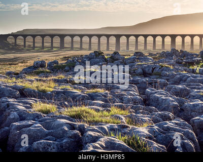 Ribblehead-Viadukt bei Sonnenuntergang Ribblehead Yorkshire Dales England Stockfoto