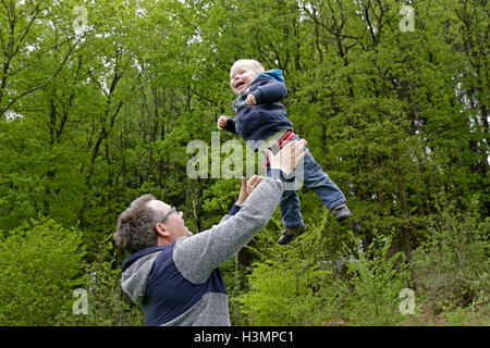 Vater seinen kleinen Sohn die Unebenheiten geben Stockfoto